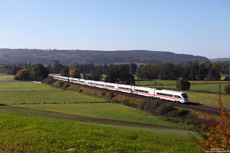 als ICE1557 (Saarbrücken – Dresden) fährt der 411 062 bei Hünfeld durch das Haunetal