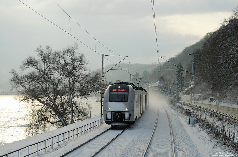 Mittelrheinbahn im Rheintal mit Schnee, bei Königsbach 