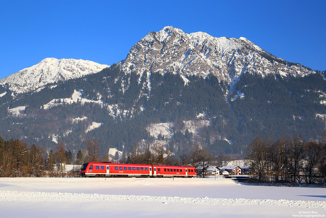 612 124 als RE3391 nach Augsburg im Schnee bei Oberstdorf mit dem Nebelhorn im Hintergrund