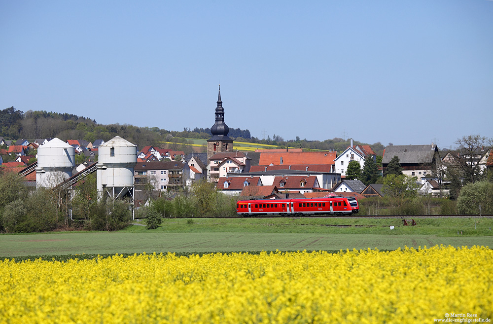 Unterwegs als RE3752 (Nürnberg – Lichtenfels) passiert der 612 490 die Gemeinde Untersteinach 