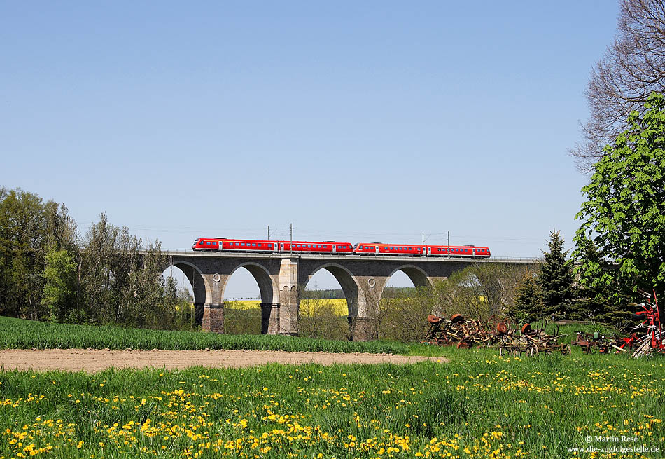 Auf dem Weg von Nürnberg nach Dresden überquert der IRE 3087 das Viadukt nahe Frankenstein
