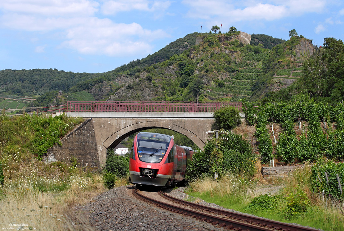 643 037 als Regionalbahn nach Ahrbrück an der Felswegbrücke bei Mayschoß im Ahrtal