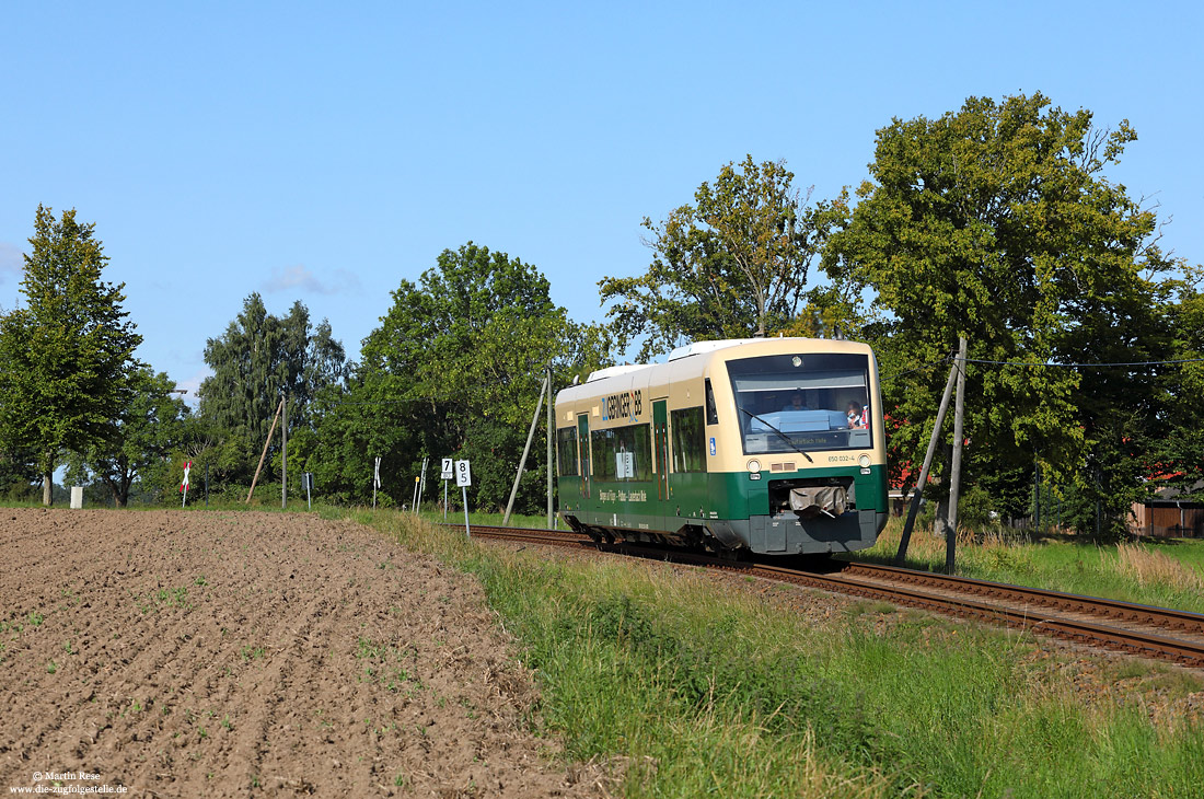 650 032 der Eisenbahn-Bau- und Betriebsgesellschaft Pressnitztalbahn (PRESS) auf der Strecke Bergen - Lauterbach Mole bei Pastitz
