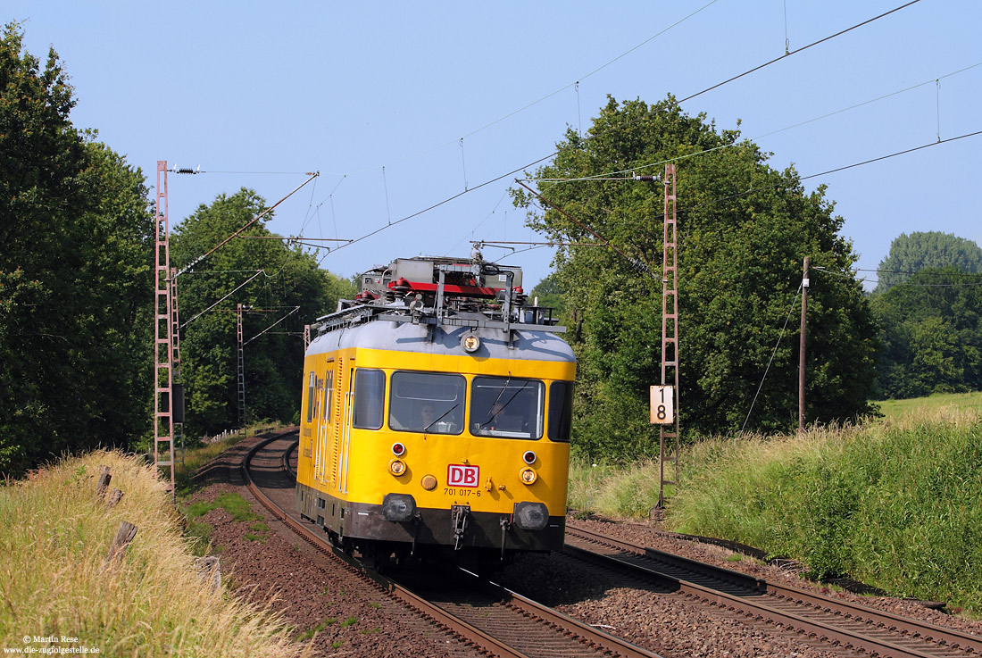Ehemaliger Turmtriebwagen Diagnose-VT 701 017 in gelber Lackierung bei Gruiten