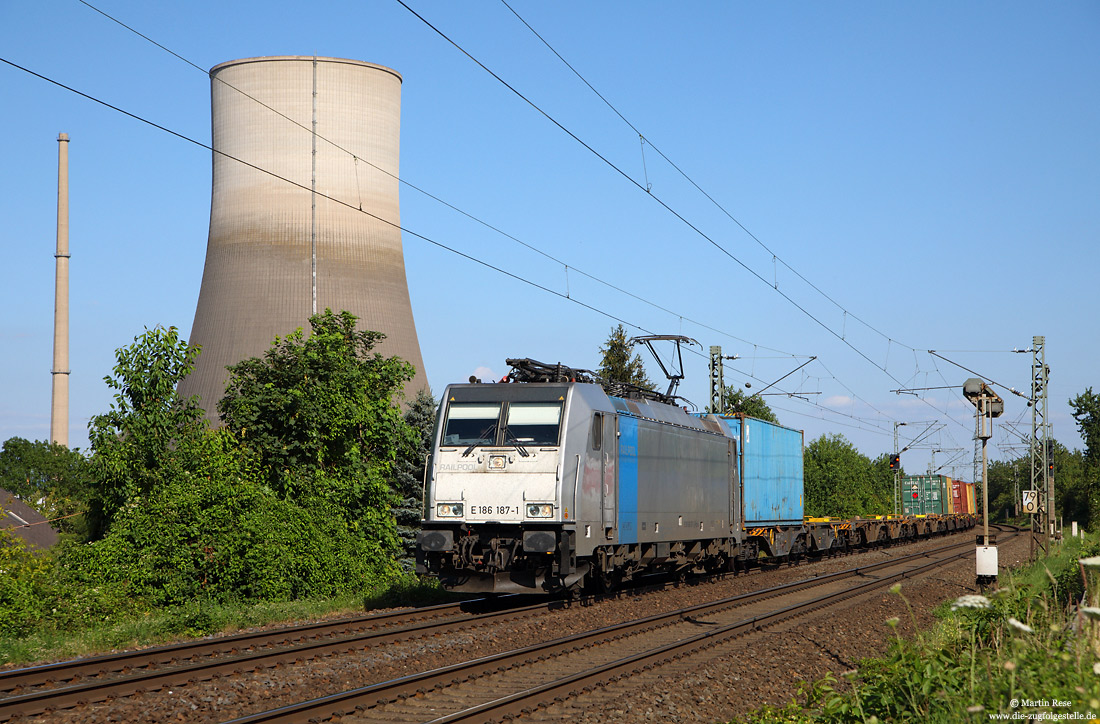 silberne Rpool-E186 187 mit Kühlturm des AKW Mülheim-Kärlich mit Containerzug