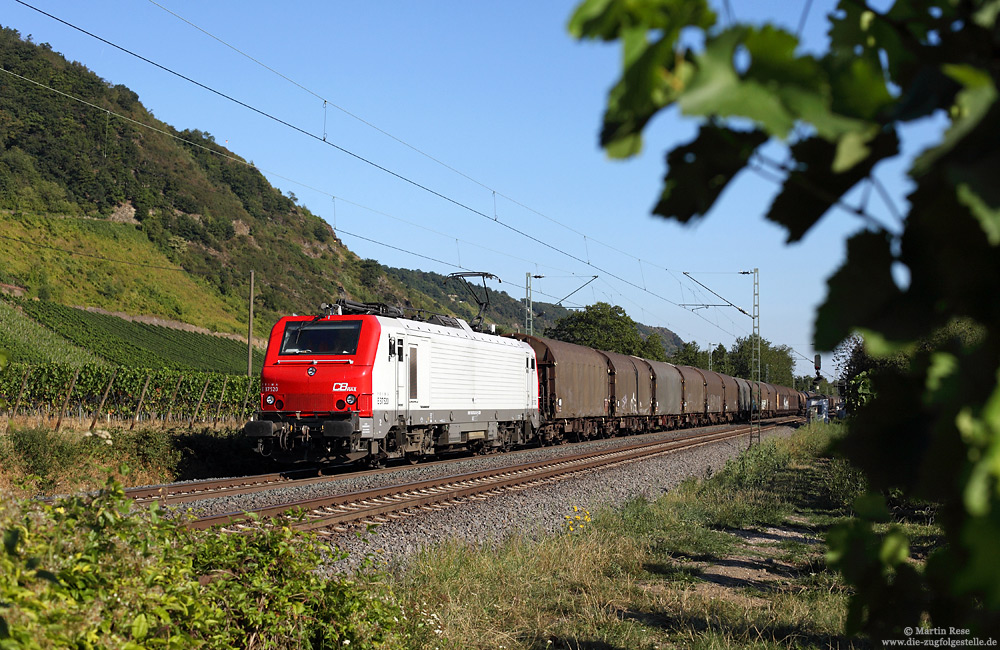 Am 5.9.2013 fährt die E37 520 der CB-Rail durch das spätsommerliche Rheintal.