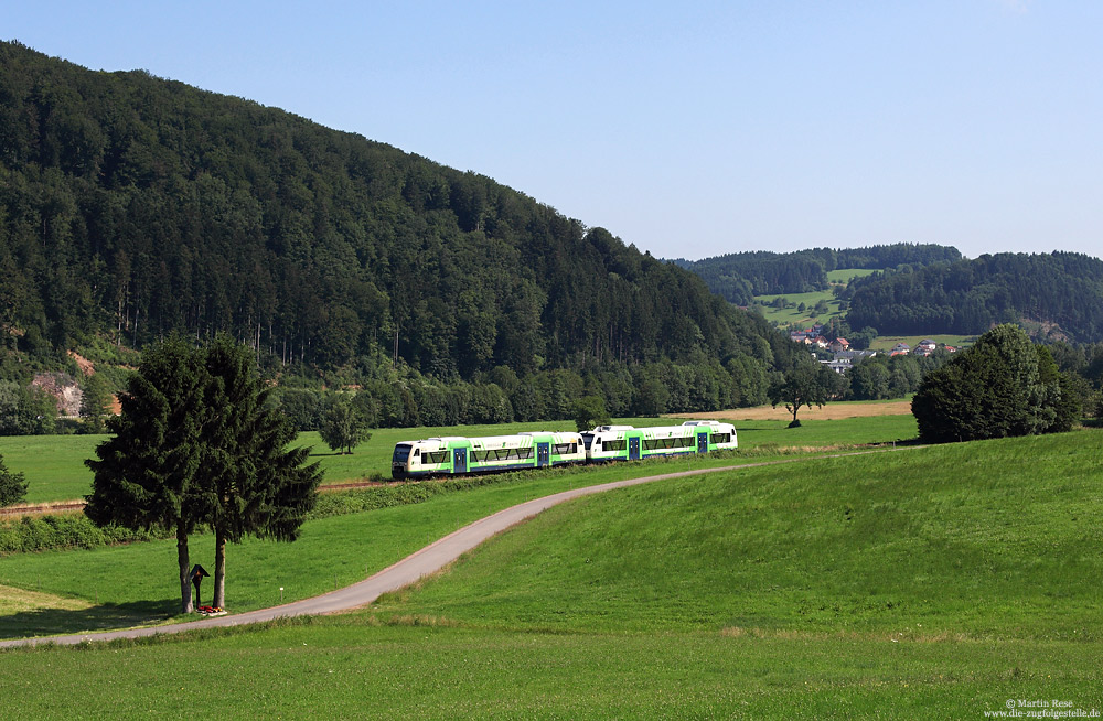 Am Morgen des 6.7.2013 fährt der VT013 und VT009 als BSB88021 bei Oberwinden nach Freiburg Hbf