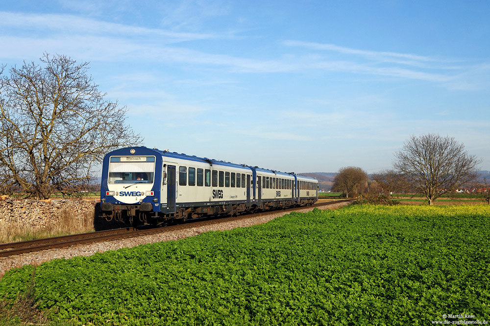 NE81 VT127 der SWEG zwischen Riegel Ort und Endingen auf der Kaiserstuhlbahn