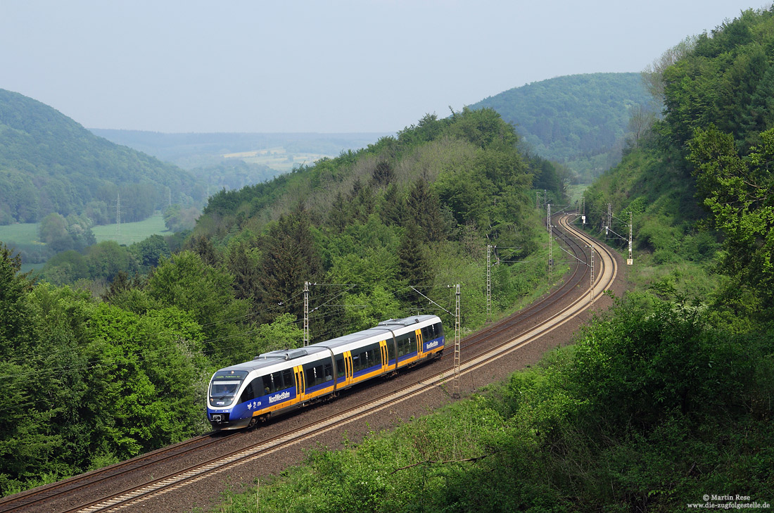 Am 2.5.2009 rollt der VT705 als NWB81992 (Holzminden – Bielefeld) bei Neuenbeken nach Paderborn Hbf.