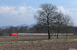 Mit dem EC6 (Interlaken Ost – Hamburg Altona) eilt die 101 073 bei Rastatt Süd gen Norden, 24.3.2015.