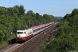 103 235 mit dem IC119 (Münster – Innsbruck Hbf)südlich von Remagen