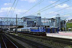 Am 2.6.1991 verlässt die 110 348 mit dem RE3581 nach Frankfurt den Bahnhof Kassel Wilhelmshöhe