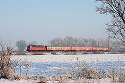 110 470 mit n-Wagen als Fugger-Ersatzzug nach Donauwörth im Schnee bei Bäumenheim in Nordschwaben