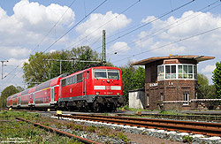 Mit dem RE14147 nach Münster fährt die Braunschweiger 111 090 am 6.5.2008 in Leschede ein