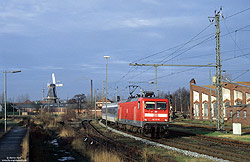 112 137 mit IR2411 im Bahnhof Norden vor dem Umbau mit Lokschuppen der Museumseisenbahn Küstenbahn Ostfriesland