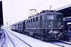 Am 10.1.1985 wartet die 141 049 mit dem N7920 nach Altenbeken in Paderborn Hbf auf den Abfahrauftrag