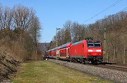 146 005 mit Doppelstockwagen als RE9 auf der Siegstrecke nach Siegen bei Etzbach