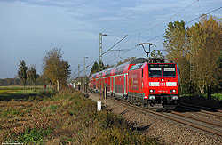 146 114 mit Doppelstockwagen bei Kenzingen auf der herbstlichen Rheintalbahn