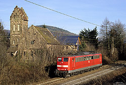 151 020 als Lz auf der Spessartrampe Laufach - Heigenbrücken mit Petruskirche 