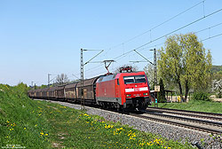 Am 25.4.2013 fährt die 152 001 bei Kollmarsreute auf der Rheintalbahn gen Süden.