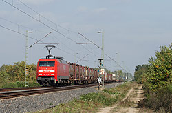152 117 mit KLV-Zug am Einfahrvorsignal von Forchheim (Baden)