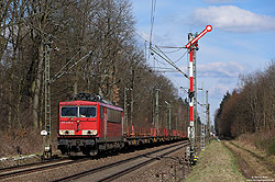 155 245 in verkehrsrot mit Langschienenzug im Wald bei Forchheim (b.Karlsruhe) mit Formsignale