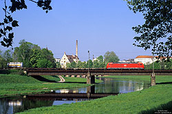 185 119 auf der Murgbrücke in Rastatt mit Brauerei Franz im Hintergrund