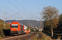 Am späten Nachmittag des 12.10.2010 fährt die 2016 906 der RTS nahe Pommern nach Cochem.