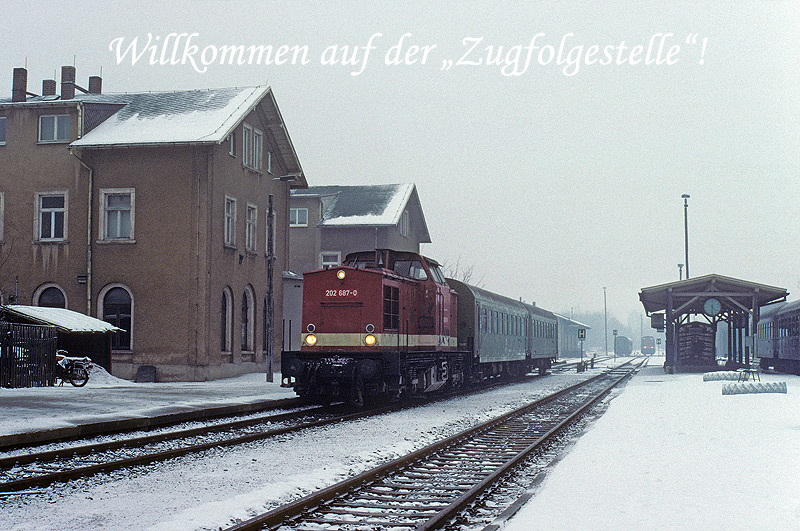Am 21.2.1994 waren die Rekowagen der DR noch allgegenwärtig. So war der, mit der Glauchauer 202 687 bespannte, N8987 nach Chemnitz Hbf ebenfalls aus zwei dieser „DR-Umbauwagen“ gebildet, fotografiert in Stolberg/Sachs.