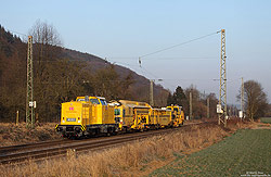 Am 1.2.2012 fuhr die 203 315 mit einer Stopfmaschine am Haken zwischen Sinzig und Bad Breisig gen Süden