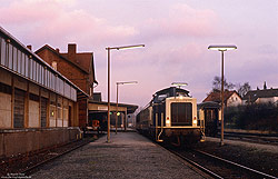 Osnabrücker 211 241 mit N7956 nach Bielefeld Hbf am 30.12.1987 in Lemgo 