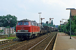 216 158 in rot mit langen Güterzug im Bahnhof Paderborn Nord mit Formsignalen