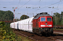 Mit dem CS 61529 fährt die 232 567 in Düsseldorf Rath nach Dornap Hahnenfurt