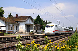 Als ICE595 passiert der 401 014 in Bobstadt den letzten Schrankenposten der Riedbahn