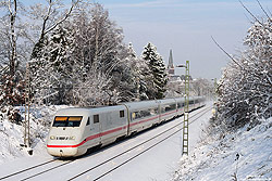 Aus Berlin kommend fährt der 402 006 als ICE954 bei Solingen seinem Ziel Köln Hbf entgegen
