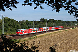 Bei Langenfeld fährt der 420 402 als S68 nach Düsseldorf Hbf, 31.7.2015.