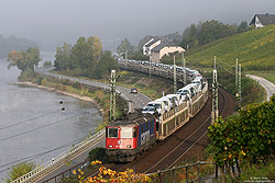 Am 11.10.2007 fährt die Re421 380 der SBB-Cargo mit einem Autozug bei Lorch gen Süden