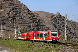 Unterwegs als RB12234 (Koblenz – Cochem) fährt der 426 020 in Winningen ein.