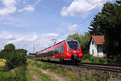 Am 16.6.2011 fuhr mir die Nürnberger 442 733 auf Probefahrt nahe Postbauer Heng vor die Linse