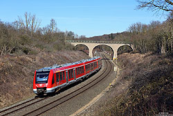 620 037 im Einschnitt bei Erststadt aus der Eifelstrecke mit alter Bogenbrücke über die Eisenbahn