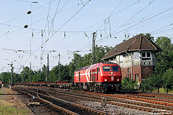 Am 24.6.2008 passiert die DE13 (ex. 240 003) das fotogene Stellwerk Ksf in Köln Kalk Nord