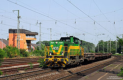 Mit einem aus unbeladenen Rungenwagen gebildeten Zug durchfährt die DE403 der Dortmunder Eisenbahn den Bahnhof Unna