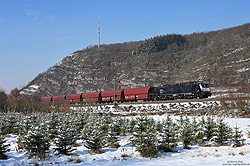 Zwischen Unkel und Erpel fährt die ES64 F4-994 durch das winterliche Rheintal 13.3.2013
