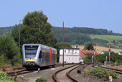 Am 20.8.2009 fährt der VT123 als HLB83957 nach Gelnhausen in Stockheim (Oberhess) ein.