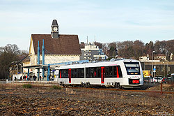Am zweiten Betriebstag verlässt der noch saubere VT12 003 als ARB30787 den Bahnhof Remscheid Lennep.