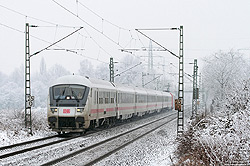 Wendezug mit Steuerwagen Bimdzf 269.2 im Schnee zwischen Leverkusen Schlebusch und Abzweig Berliner Straße
