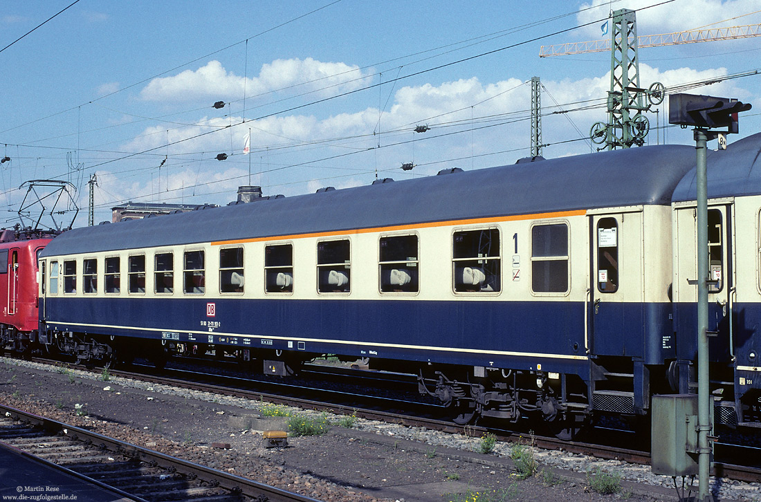 Schnellzugwagen ABm 225 (51 80 31-70 193-2) in ozeanbau/beiger Lackierung in Koblenz Hbf