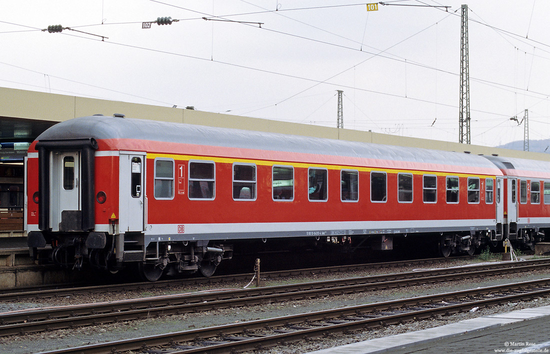 verkehrsroter InterRegio-Wagen Aimz 541.2 (51 80 10-94 015-4) in Saarbrücken Hbf