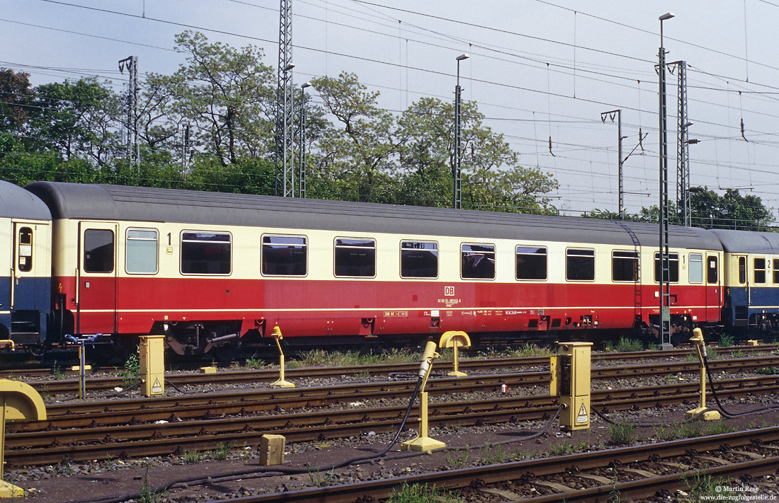 1.Klassewagen Avmz 107 (61 80 19-90 562-8) am 23.5.1995 in rot/beige in Köln Bbf