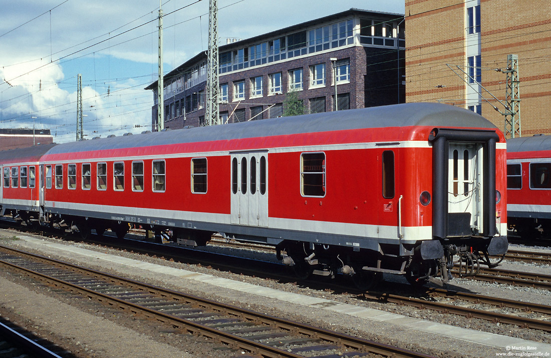 Halbpackwagen BDms 278 (51 80 82-40 099-6) in verkehrsrot in Bremen Hbf